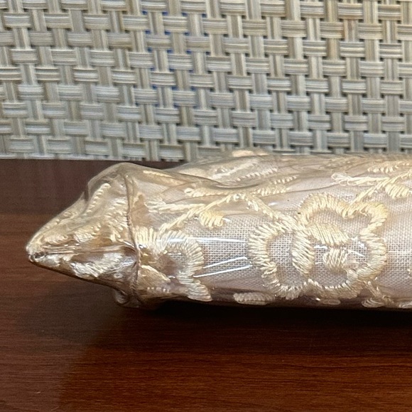 🌟HP🌟VTG 1960s Vinyl & Cream Lace Clutch Evening Bag with Gold Bow Lift Clasp - Picture 13 of 16